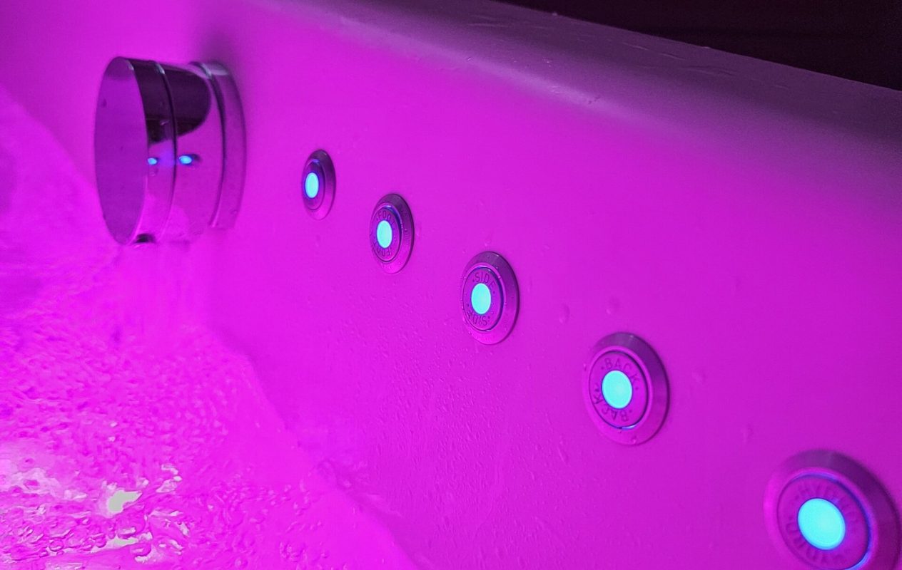 EasyTouch S11 hydromassage bath with integrated Ambilight LED lighting creating a relaxing glow around the tub.