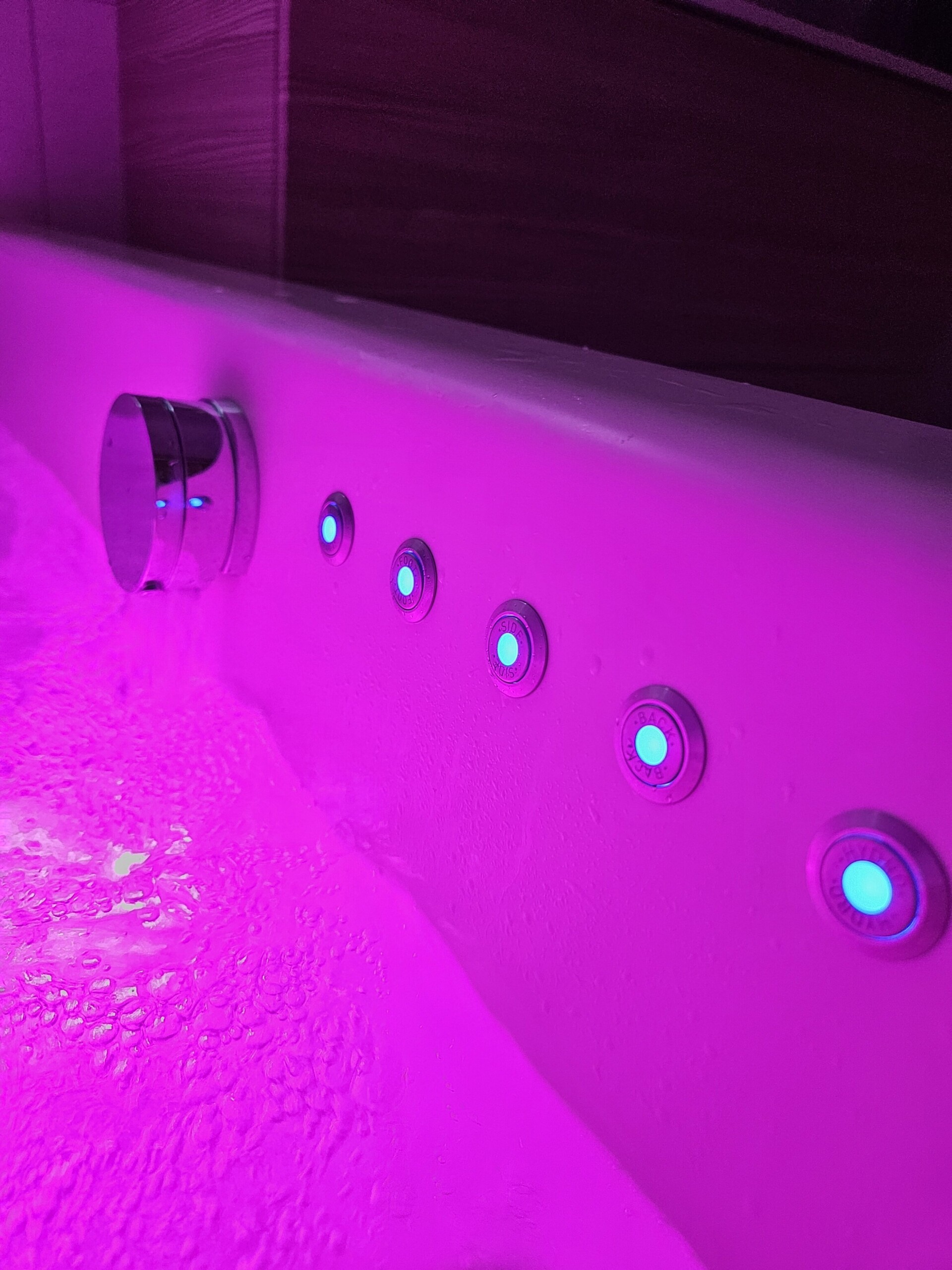 EasyTouch S11 hydromassage bath with integrated Ambilight LED lighting creating a relaxing glow around the tub.