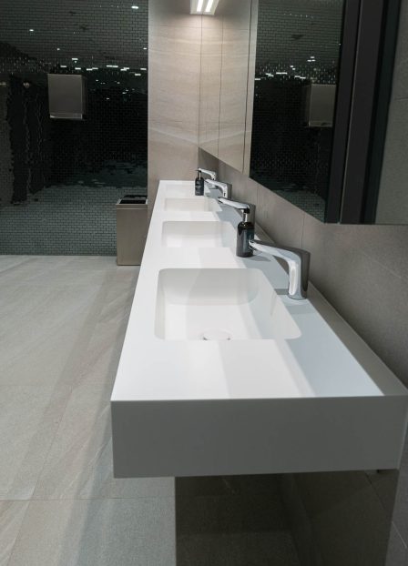 Radisson hotelli avalikus tualettruumis Balteco Xonyx™ lettvalamu – erimõõduline ja kliendi järgi valmistatud lahendus