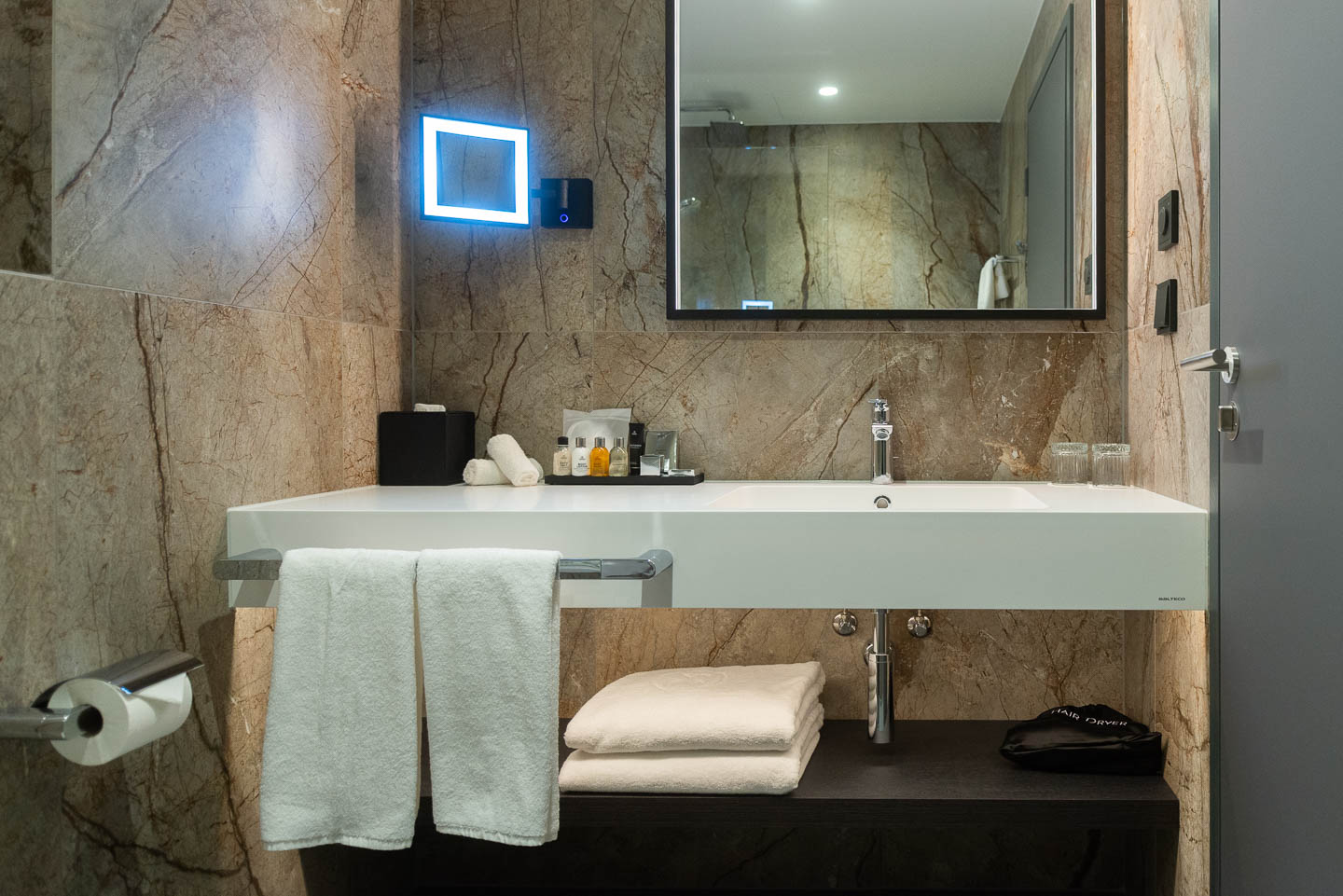 Radisson hotelli vannituba Balteco Xonyx™ lettvalamuga – erimõõduline ja kliendi järgi valmistatud lahendus