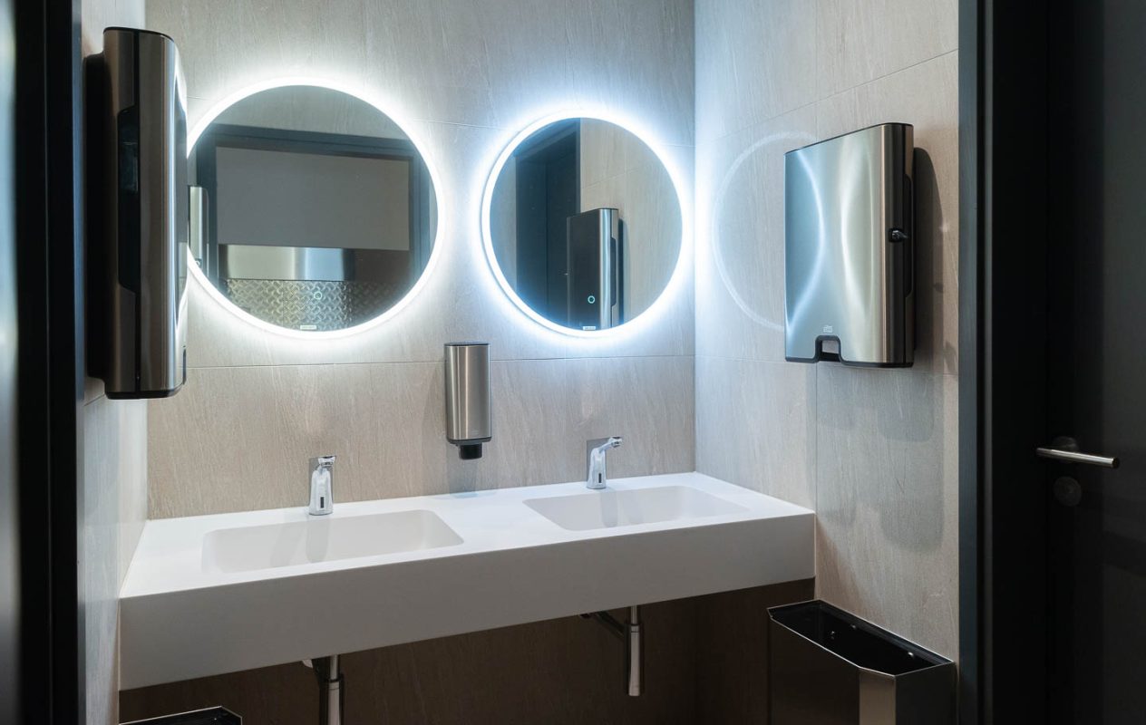 Radisson hotelli vannituba Balteco Xonyx™ lettvalamuga – erimõõduline ja kliendi järgi valmistatud lahendus