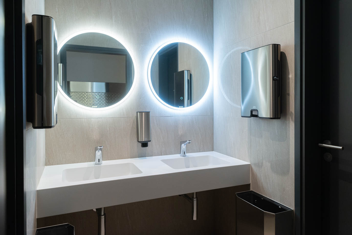 Radisson hotelli vannituba Balteco Xonyx™ lettvalamuga – erimõõduline ja kliendi järgi valmistatud lahendus