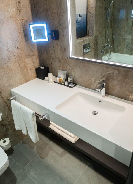 Radisson hotelli vannituba Balteco Xonyx™ lettvalamuga – erimõõduline ja kliendi järgi valmistatud lahendus