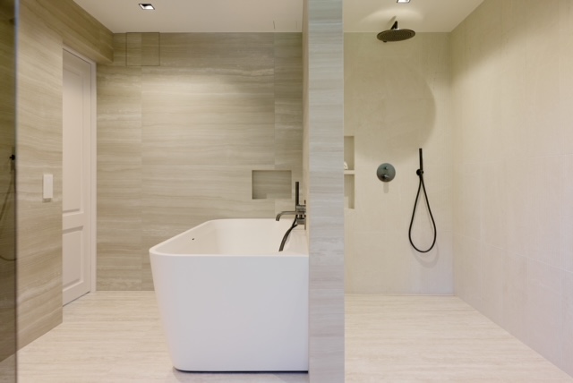 Balteco Como L/R – nurgaliidesega Xonyx™ kivivann. Olga Savchenco Interiors