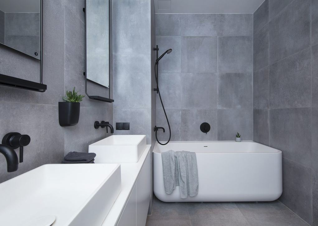 Balteco Gamma 160 Xonyx kivivann Liven arenduses, U-kujuline integreeritud paneeliga vann, valges RAL-toonis kaasaegses vannitoas.