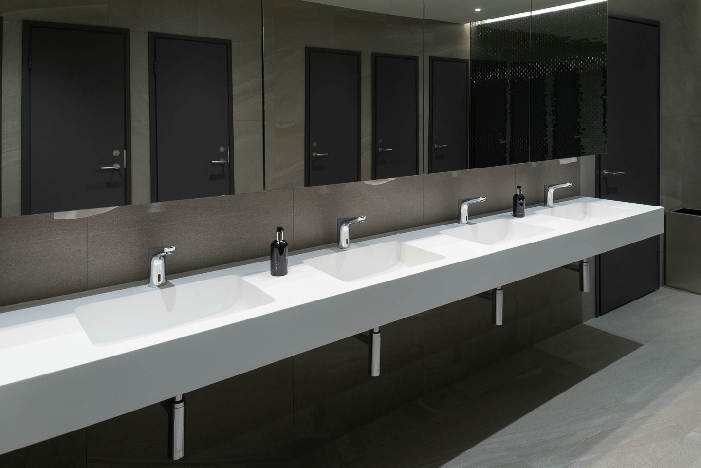 Radisson hotelli avalikus tualettruumis Balteco Xonyx™ lettvalamu – erimõõduline ja kliendi järgi valmistatud lahendus