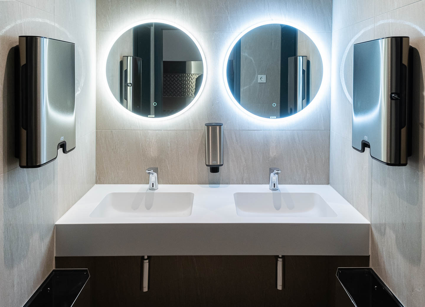 Radisson hotelli avalikus tualettruumis Balteco Xonyx™ lettvalamu – erimõõduline ja kliendi järgi valmistatud lahendus