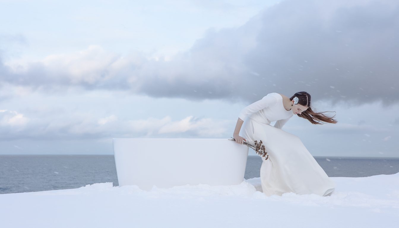 Balteco Azur Xonyx™ freestanding bath with model in the Kummardus project on Türisalu cliff, bathroom interior by Tallinn Design.