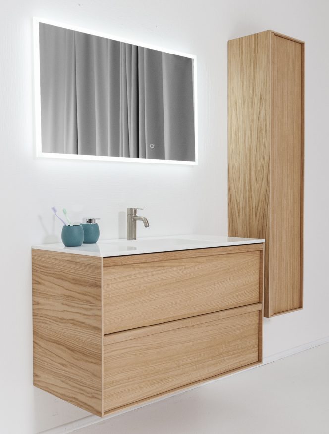 Balteco Carre vannitoamööbel naturaalse tammespooni ja Xonyx lettvalamuga, BLUM Tandembox sahtlisüsteem ja LED-peegel.