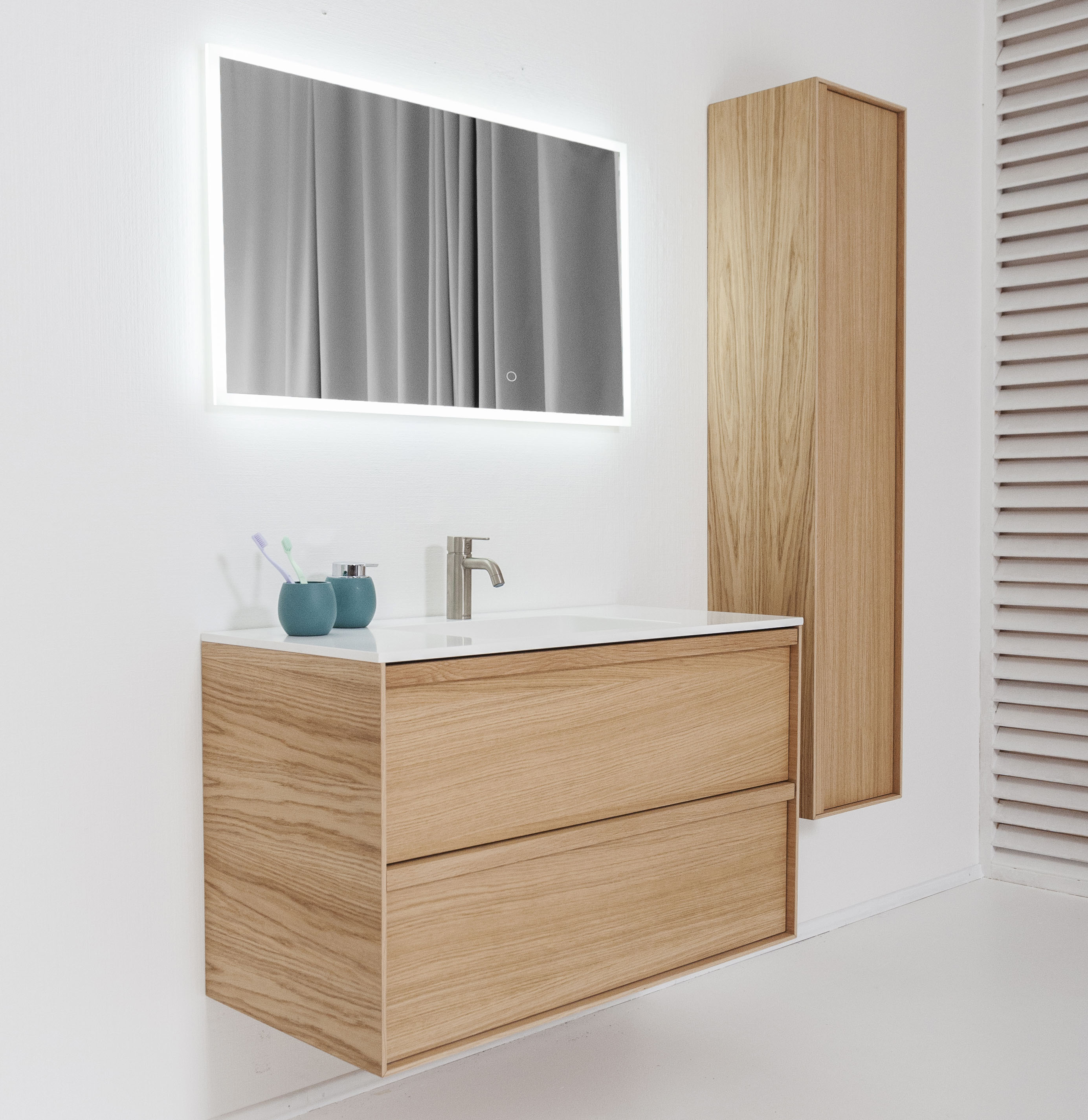 Balteco Carre vannitoamööbel naturaalse tammespooni ja Xonyx lettvalamuga, BLUM Tandembox sahtlisüsteem ja LED-peegel.