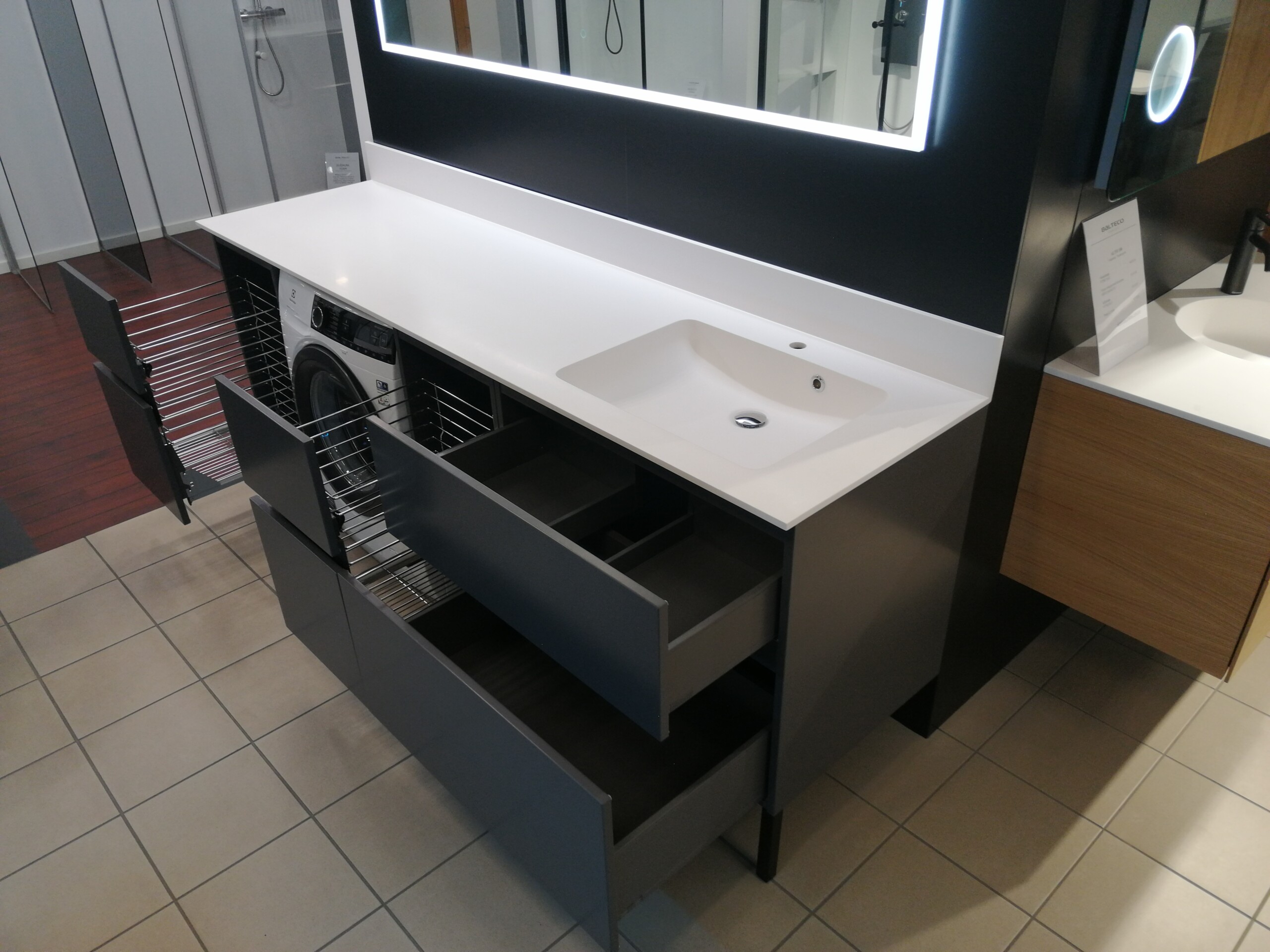 Grada XL vannitoamööbel tumedas värvitoonis, Xonyx lettvalamu ja integreeritud pesumasin