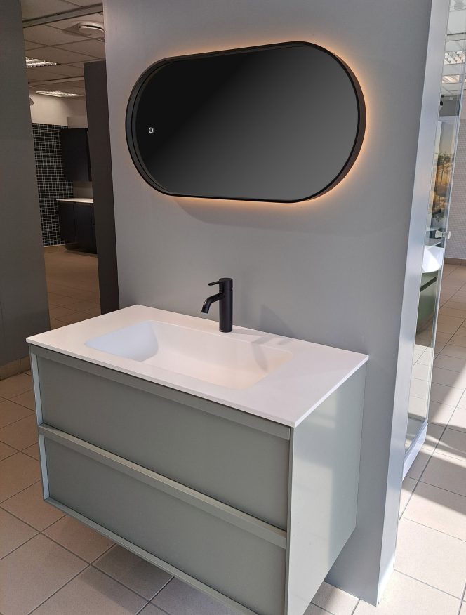 Balteco SP ovaalne LED-vannitoapeegel musta raamiga, paigaldatav vertikaalselt või horisontaalselt, AntiMist soojendus ja IP44 turvaklaas.