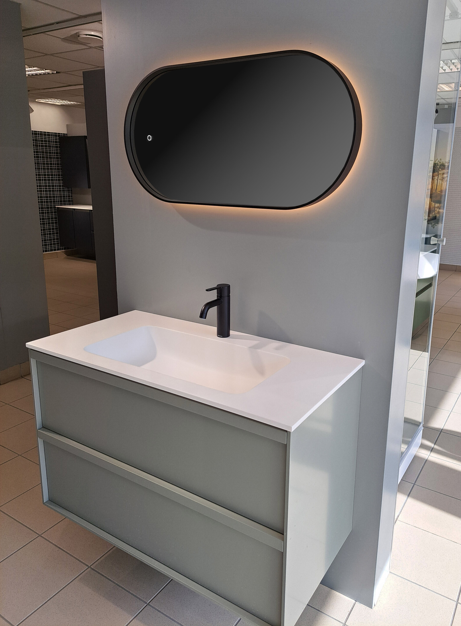 Balteco SP ovaalne LED-vannitoapeegel musta raamiga, paigaldatav vertikaalselt või horisontaalselt, AntiMist soojendus ja IP44 turvaklaas.