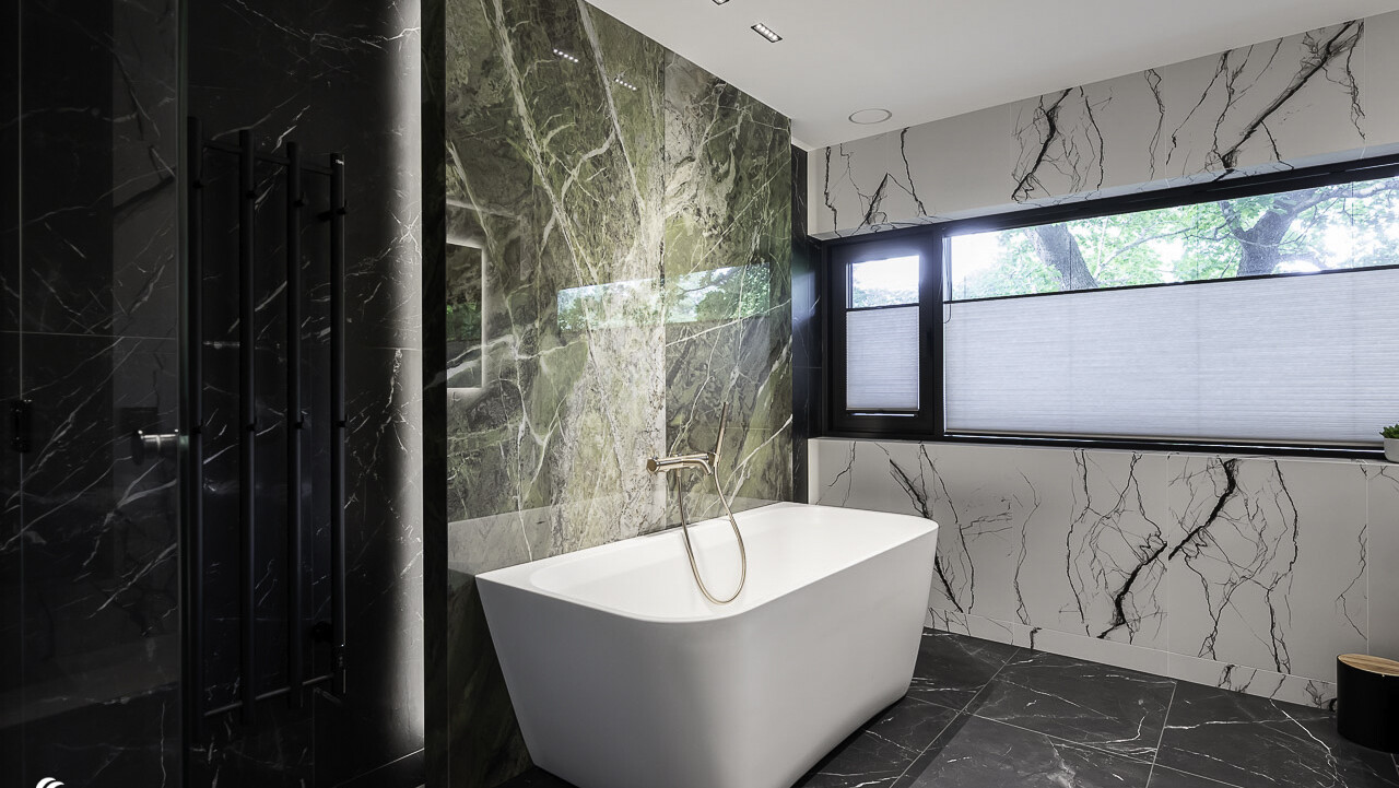 Balteco Como Wall Xonyx™ solid surface kivivann Nõmme männimetsade keskel asuvas eksklusiivses eramus