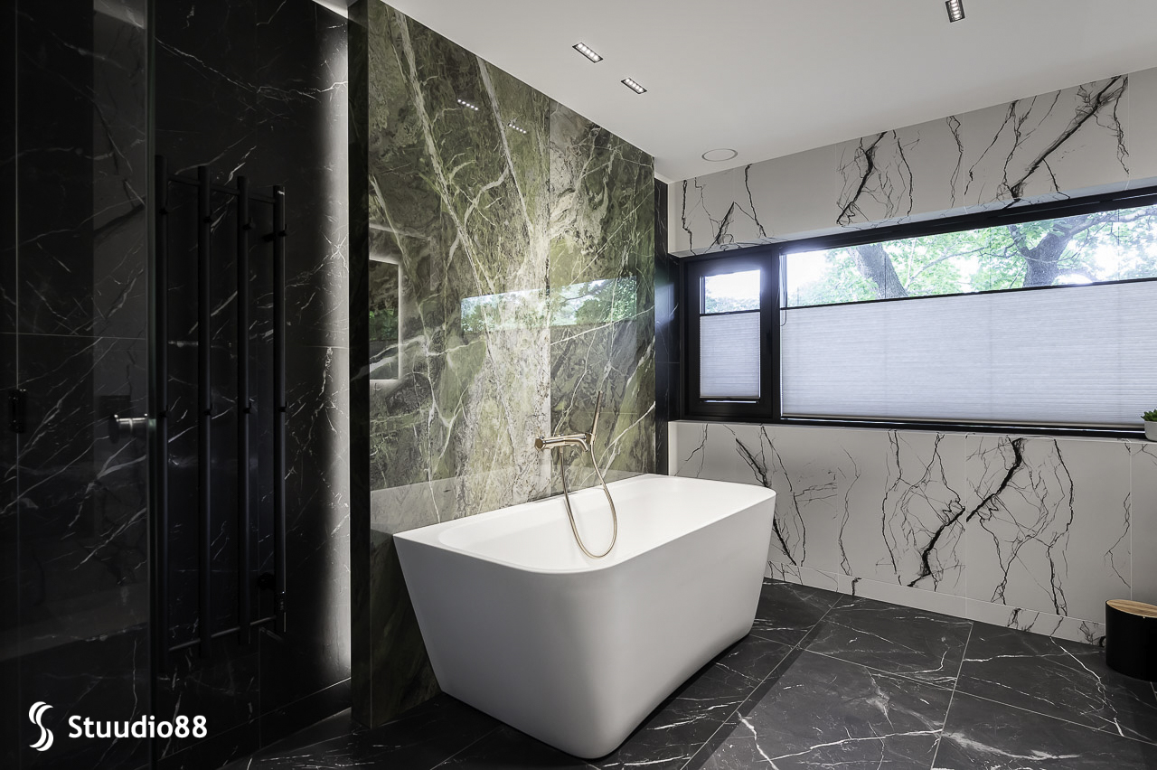 Balteco Como Wall Xonyx™ solid surface kivivann Nõmme männimetsade keskel asuvas eksklusiivses eramus