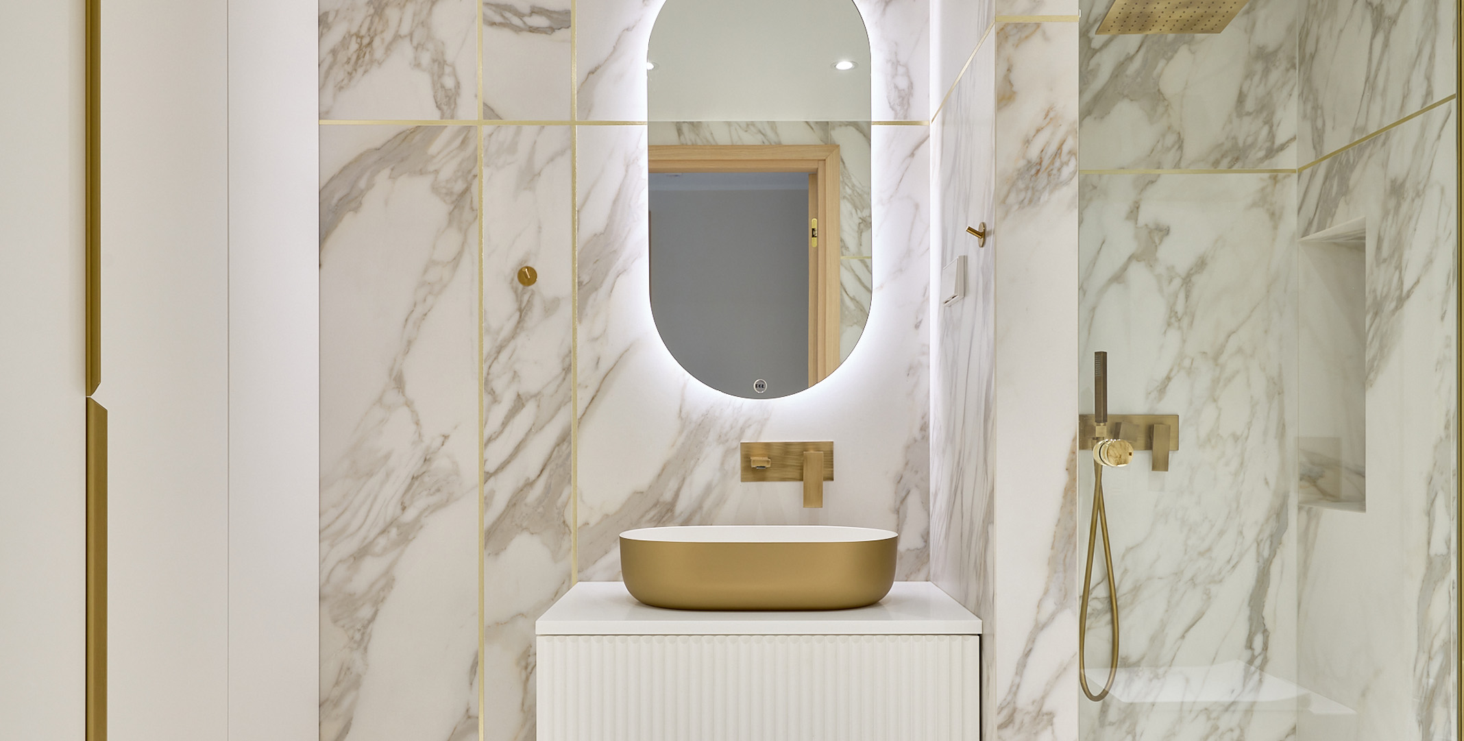 Neo washbasin with gold finish in an apartment building on Kiikri Street