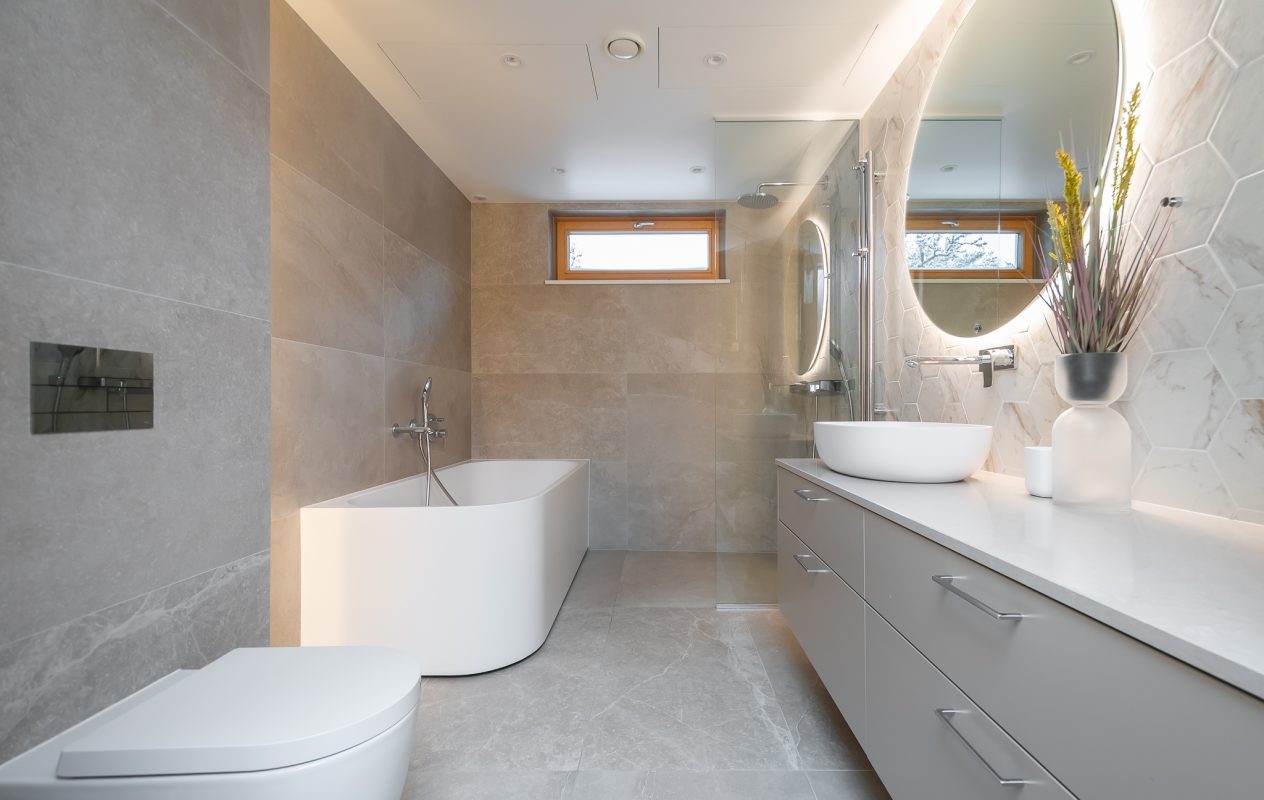 Nõmme männimetsade keskel asuva kolmekorruselise eramu vannituba Balteco Xonyx™ solid surface kivivanni Leon R ja Trapez valamuga