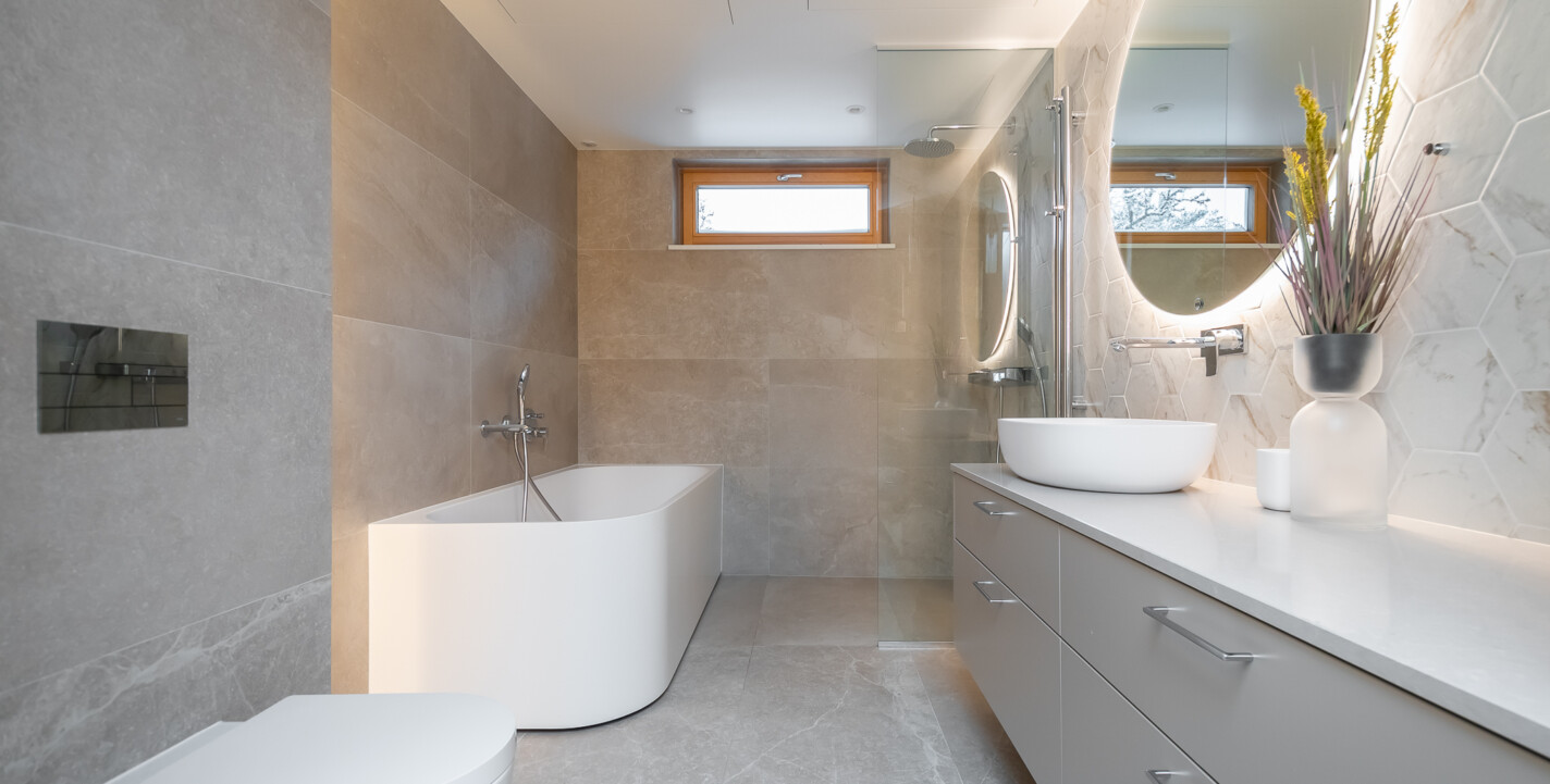 Nõmme männimetsade keskel asuva kolmekorruselise eramu vannituba Balteco Xonyx™ solid surface kivivanni Leon R ja Trapez valamuga