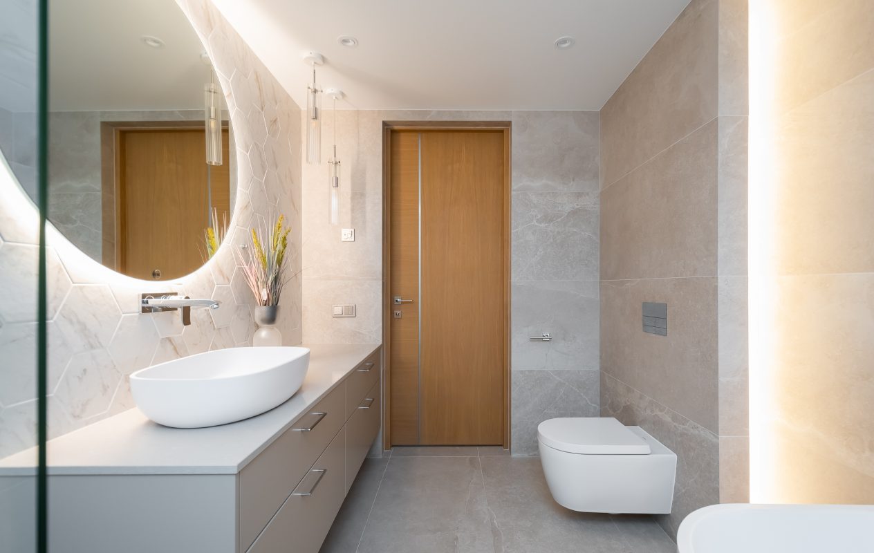 Nõmme männimetsade keskel asuva kolmekorruselise eramu vannituba Balteco Xonyx™ solid surface kivivanni Leon R ja Trapez valamuga