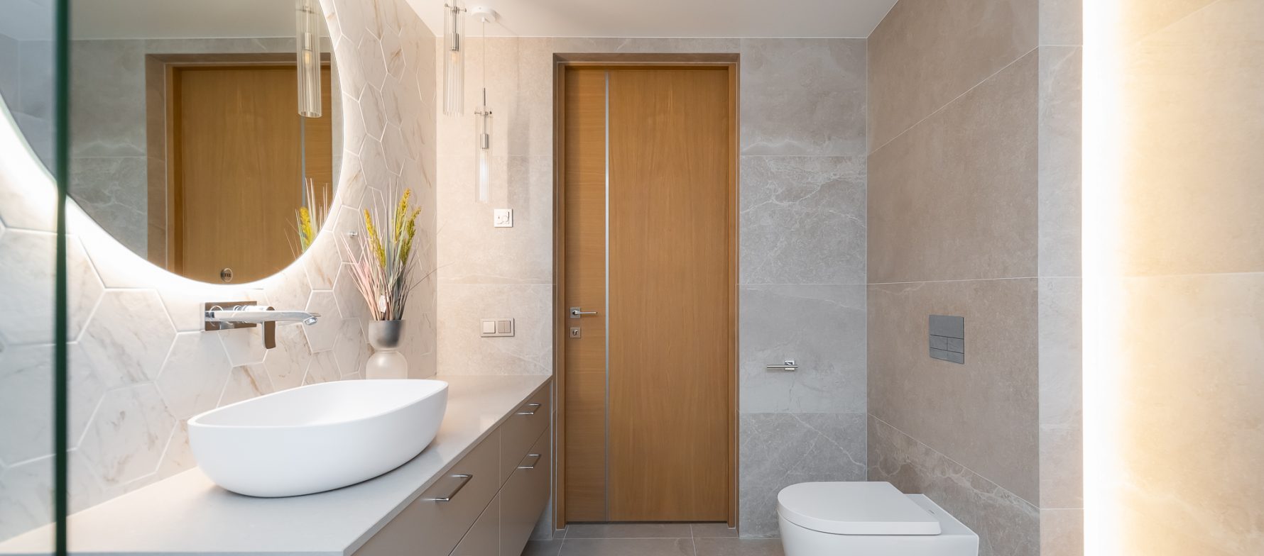 Nõmme männimetsade keskel asuva kolmekorruselise eramu vannituba Balteco Xonyx™ solid surface kivivanni Leon R ja Trapez valamuga