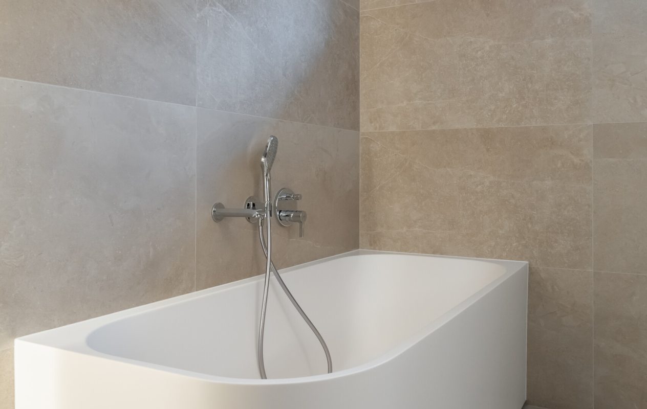 Nõmme männimetsade keskel asuva kolmekorruselise eramu vannituba Balteco Xonyx™ solid surface kivivanni Leon R ja Trapez valamuga