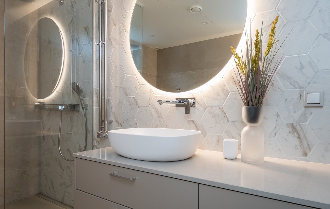 Nõmme männimetsade keskel asuva kolmekorruselise eramu vannituba Balteco Xonyx™ solid surface kivivanni Leon R ja Trapez valamuga