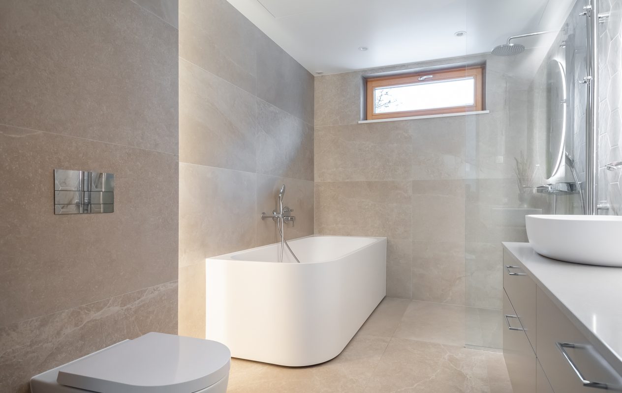 Nõmme männimetsade keskel asuva kolmekorruselise eramu vannituba Balteco Xonyx™ solid surface kivivanni Leon R ja Trapez valamuga