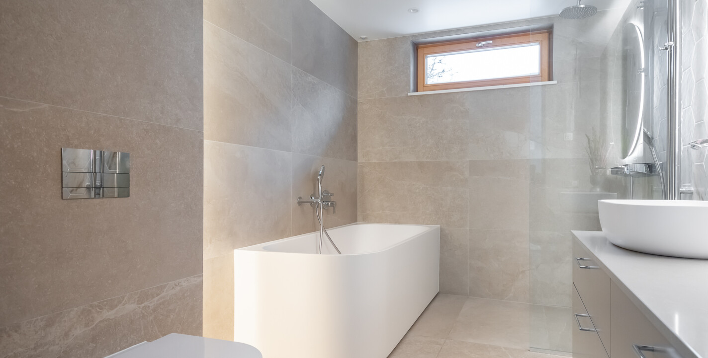 Nõmme männimetsade keskel asuva kolmekorruselise eramu vannituba Balteco Xonyx™ solid surface kivivanni Leon R ja Trapez valamuga