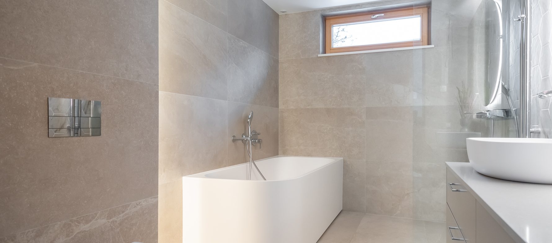 Nõmme männimetsade keskel asuva kolmekorruselise eramu vannituba Balteco Xonyx™ solid surface kivivanni Leon R ja Trapez valamuga