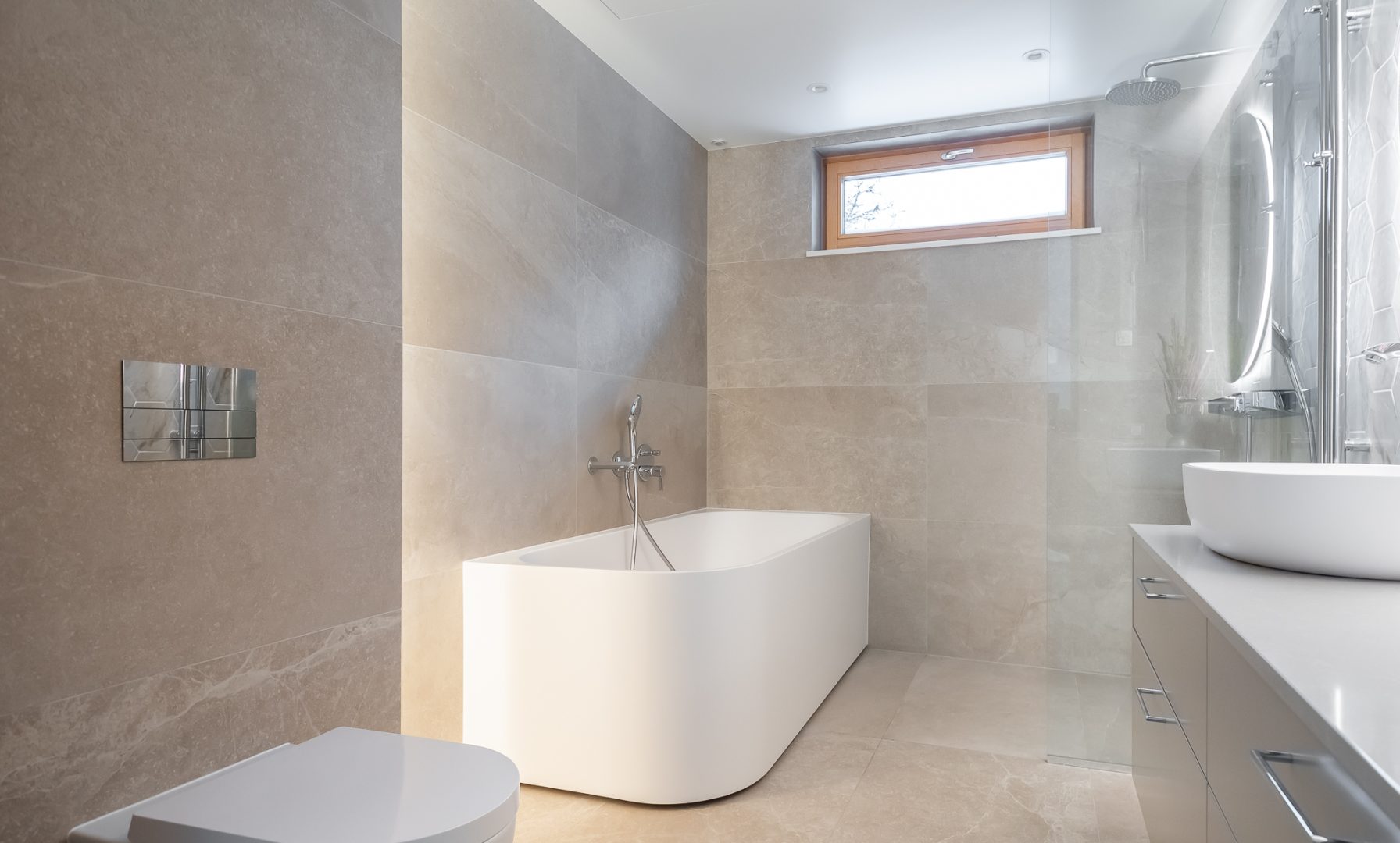 Nõmme männimetsade keskel asuva kolmekorruselise eramu vannituba Balteco Xonyx™ solid surface kivivanni Leon R ja Trapez valamuga