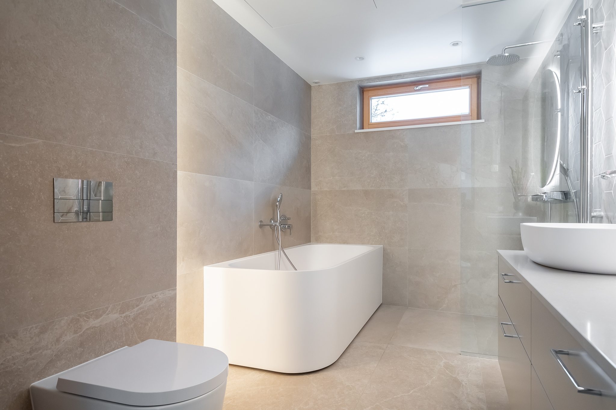 Nõmme männimetsade keskel asuva kolmekorruselise eramu vannituba Balteco Xonyx™ solid surface kivivanni Leon R ja Trapez valamuga